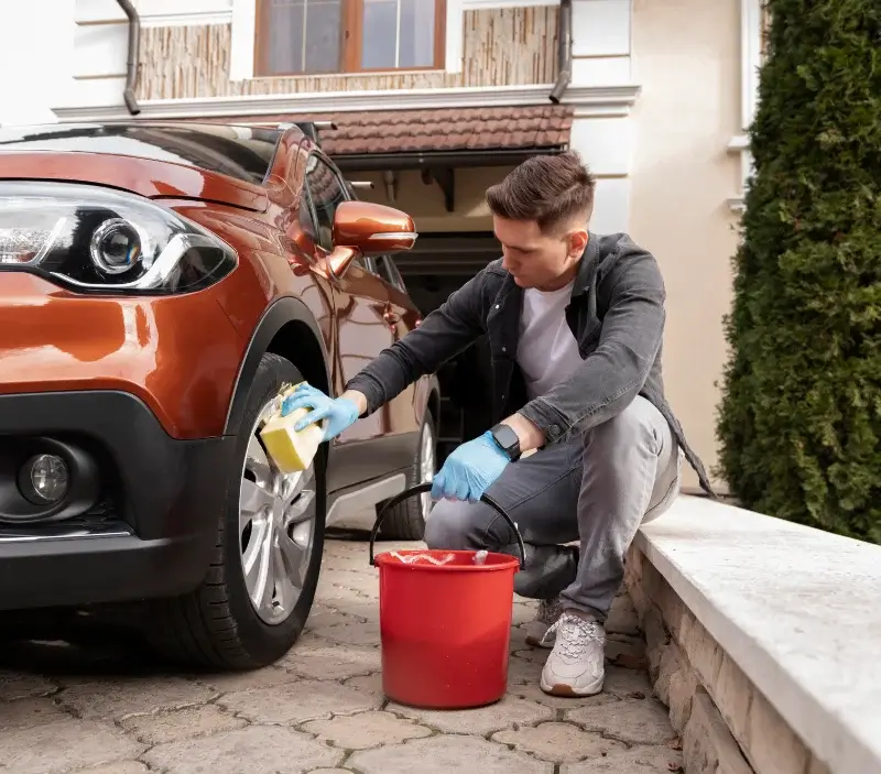 Lavage auto à domicile Haut Rhin : professionnel intervenant sur un véhicule